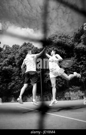 Tennis Doubles team celebrare una vittoria Foto Stock