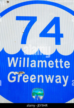 Fiume Willamette chilometraggio segno, Willamette River Greenway, Polk County, Oregon Foto Stock
