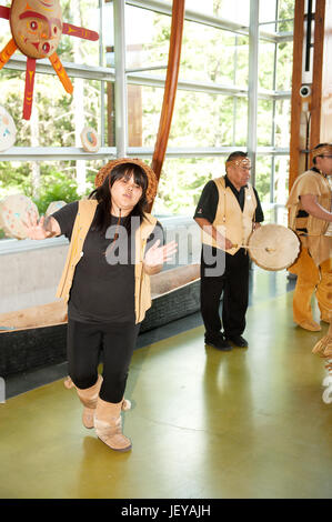 Le Prime Nazioni ballerini eseguono a SLCC su National Aboriginal giorno. Squamish Lil' wat centro culturale. Whistler BC, Canada Foto Stock
