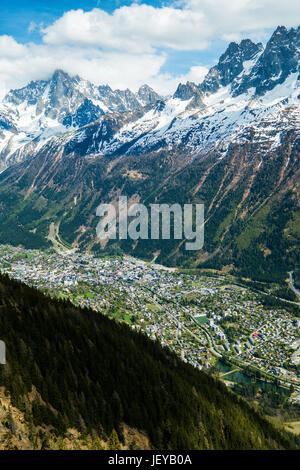 Vista aerea di Chamonix dal Rifugio Belachat e Mont Blanc Foto Stock