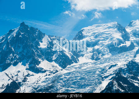 Mont Blanc con Aiguille du Midi e Les Bossons glacier Foto Stock