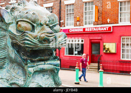 Statua di drago cinese di fronte al ristorante cinese, Chinatown, Liverpool, Regno Unito Foto Stock