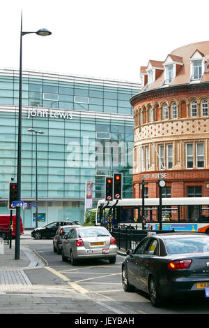 Il vetro frontale John Lewis shop contrastante con il mattone costruita chiesa casa,Hanover Street, Liverpool, Regno Unito Foto Stock