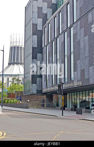 Edificio Redmonds,John Moore's University con la Cattedrale cattolica romana in background, Liverpool, Regno Unito Foto Stock