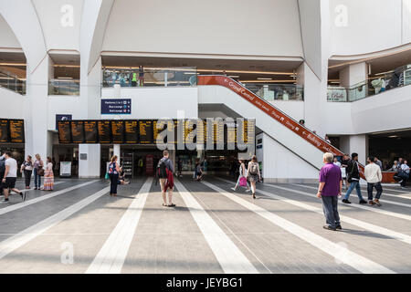 I passeggeri e gli acquirenti nella nuova stazione Steet, Birmingham, Inghilterra. Partenza e arrivo schede, ascensore fino al Grand Central Shopping Centre. Regno Unito Foto Stock