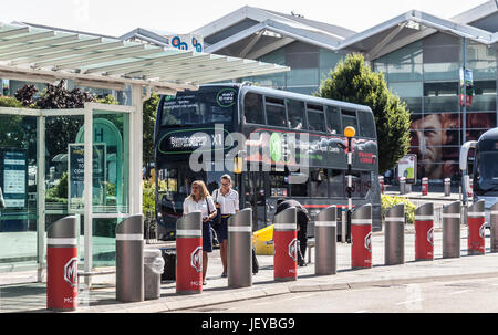 Birmingham National Express X1 bus da Coventry fuori dall'Aeroporto di Birmingham, Inghilterra, Regno Unito. Due dipendenti di Ryanair sono nella parte anteriore del bus. Foto Stock
