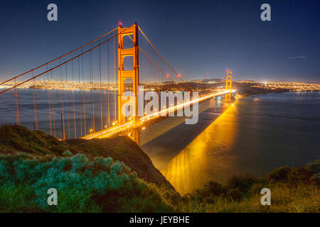 L'iconico Golden Gate Bridge di San Francisco in background Fotografato di notte dal Golden Gate Bridge Punto di vista in Mill Valley, CA. Foto Stock
