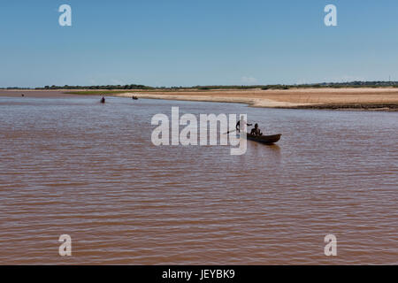 Viaggiando in piroga sul fiume Tsiribihina, Belo sur Tsiribihina, Madagascar Foto Stock