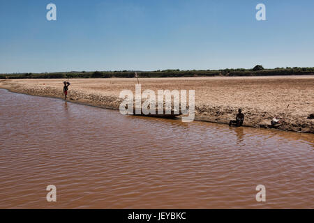 Viaggiando in piroga sul fiume Tsiribihina, Belo sur Tsiribihina, Madagascar Foto Stock