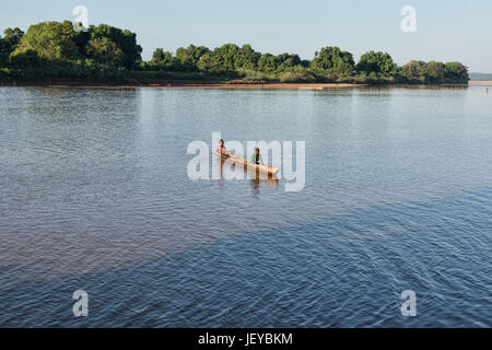 Viaggiando in piroga sul fiume Manambolo, Bekopaka, Madagascar Foto Stock