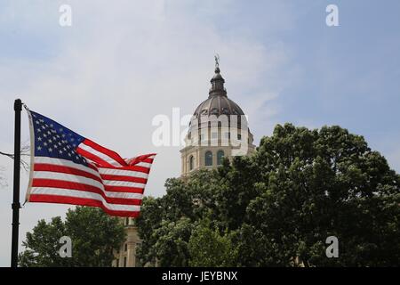 Kansas capitale edificio con noi bandiera Foto Stock
