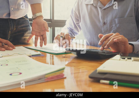 Affari e finanza concetto di ufficio a lavorare, imprenditori discutono grafico analisi, effetto vintage Foto Stock
