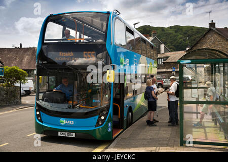 Regno Unito, Cumbria, Ambleside, Kelsick Road, Lake District bus travel, laghi di collegamento bus 555 alla fermata Foto Stock