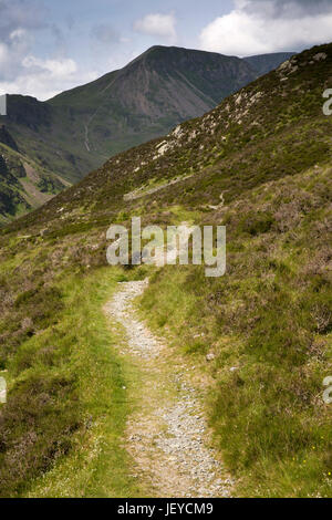 Regno Unito, Cumbria, Fleetwith Pike, percorso passato Buttermere alto stile, accanto Warnscale Beck Foto Stock