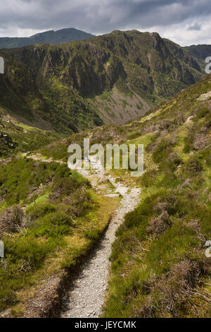 Regno Unito, Cumbria, Fleetwith Pike, percorso passato Buttermere alto stile, accanto Warnscale Beck Foto Stock