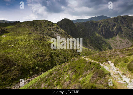 Regno Unito, Cumbria, Fleetwith Pike, percorso passato Buttermere alto stile, accanto Warnscale Beck Foto Stock