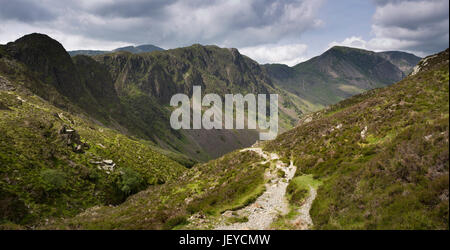 Regno Unito, Cumbria, Fleetwith Pike, percorso passato Buttermere alto stile, accanto Warnscale Beck, panoramica Foto Stock