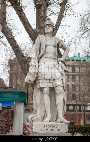 Madrid, Spagna - 26 febbraio 2017: scultura di Alonso II Re a Plaza de Oriente, Madrid. Soprannominato il casto, era il re delle Asturie fino a 842 Foto Stock