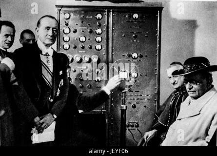 Guglielmo Marconi inaugura la Radio Vaticana in presenza di Pio XI, 1931 Foto Stock