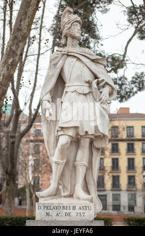 Madrid, Spagna - 26 febbraio 2017: scultura di Pelagio delle Asturie, Madrid. Fondò il regno delle Asturie Foto Stock