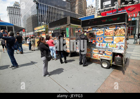 Carrelli di cibo al di fuori della stazione Penn di New York City STATI UNITI D'AMERICA Foto Stock