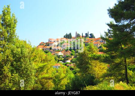 Vrisnik, pittoresco villaggio sull'isola di Hvar in Croazia Foto Stock