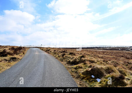 Strada ghiacciata alla vecchia strada militare in Wicklow, Irlanda Foto Stock