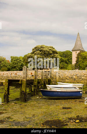 Un piccolo molo di legno ricoperta di cirripedi e alghe nel porto di Bosham villaggio nel west sussex nel sud dell'Inghilterra Foto Stock