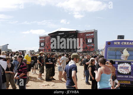 Download Festival - folla davanti al palco principale al giorno 3 del 2006 Download Festival tenutosi a Donington Park Leicestershire Regno Unito - 11 giugno 2006. Photo credit: George mento/IconicPix Foto Stock