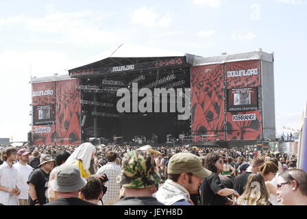 Download Festival - folla davanti al palco principale al giorno 3 del 2006 Download Festival tenutosi a Donington Park Leicestershire Regno Unito - 11 giugno 2006. Photo credit: George mento/IconicPix Foto Stock