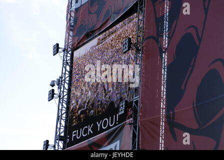 Download Festival - folla davanti al palco principale al giorno 2 del 2006 Download Festival tenutosi a Donington Park Leicestershire Regno Unito - 10 giugno 2006. Photo credit: George mento/IconicPix Foto Stock