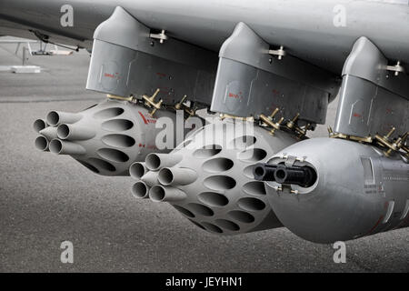 Arma baccelli sotto l'ala di un aereo militare Foto Stock