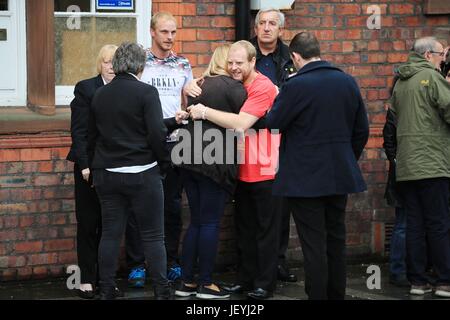 Le persone che lasciano la sala Parr, Warrington, dove il pubblico ministero ha detto, Hillsborough corrispondono comandante David Duckenfield, ex CHIEF CONSTABLE Sir Norman Bettison e altre quattro persone sono state caricate con i reati relativi all'Hillsborough disaster. Foto Stock