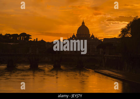 Roma, Italia. Sant'Angelo bridge e la Basilica di San Pietro al crepuscolo. Il centro storico di Roma, tra cui il Vaticano, sono un patrimonio mondiale UNESCO Sit Foto Stock