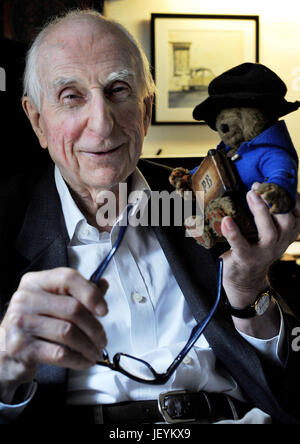 File foto datata 12/06/2015 di Michael Bond, autore dell'Orso Paddington storie che è morto a casa di età compresa tra 91 a seguito di una breve malattia, il suo editore HarperCollins detto. Foto Stock