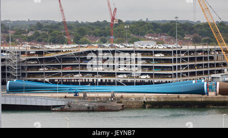 Land Rover, BMW e Jaguar cars attendono esportare e importare in Southampton docks. Lame per la fattoria eolica turbine sedersi sulla banchina. Picture Data: lunedì Foto Stock