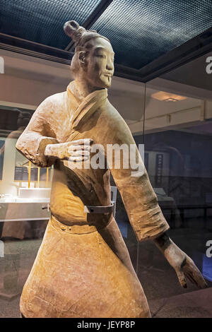 Il famoso arciere permanente dissotterrato nella fossa 2 dell'Esercito di Terracotta. Xian, provincia di Shaanxi, Cina Foto Stock