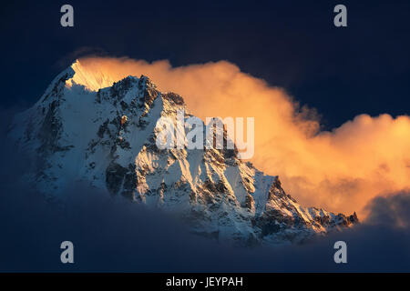 Himalaya di Fane. Il Nepal, Kangchenjunga regione, vista del picco Ghabur (6,044 m) dal villaggio Kambachen (4,090 m). Foto Stock