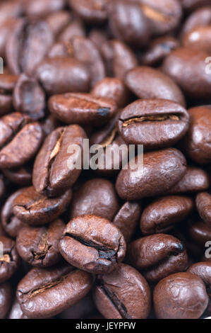 Close-up (macro) colpo di chicchi di caffè, il riempimento del telaio. Profondità di campo. Foto Stock