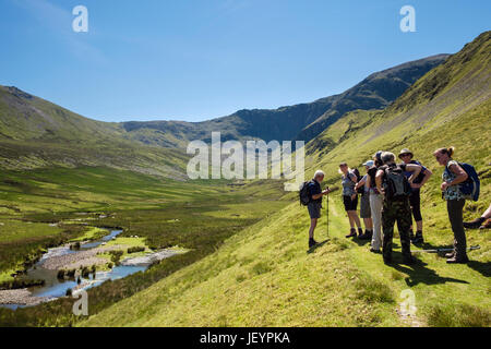 Ramblers gruppo escursionismo nella penna Cwm Llafar Carneddau nelle montagne del Parco Nazionale di Snowdonia. Bethesda, Gwynedd, il Galles del Nord, Regno Unito, Gran Bretagna Foto Stock