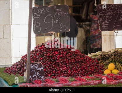 Le ciliegie sul mercato francese in stallo Foto Stock