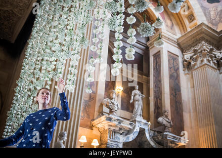 Castle Howard dipendente Hannah Cooke mette gli ultimi ritocchi a un &acirc;€oewaterfall&acirc;€ di 3000 Garofani bianchi nella grande hall davanti al Castle Howard in Bloom Festival dei Fiori nello Yorkshire. Foto Stock