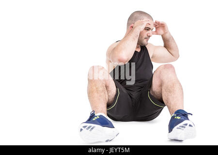 Atleta in sportswear facendo scricchiola Foto Stock