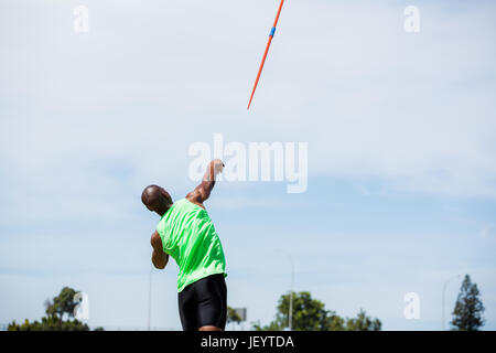 Atleta gettando un giavellotto Foto Stock