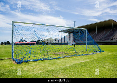 Il calcio di colpire il retro del net Foto Stock