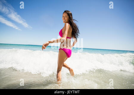 La donna in esecuzione in acqua Foto Stock