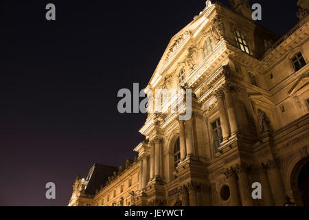 Vista notturna del museo del Louvre (Musée du Louvre). Ex palazzo storico alloggiamento enorme collezione d'arte, da sculture romane di da Vinci la 'Mona Lisa'. Foto Stock