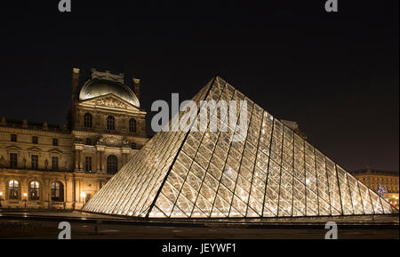 Vista notturna della piramide in vetro presso il Museo del Louvre (Musée du Louvre). Ex palazzo storico alloggiamento enorme collezione d'arte, da sculture romane di da Vinci" Foto Stock