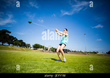 Atleta di eseguire un lancio del martello Foto Stock