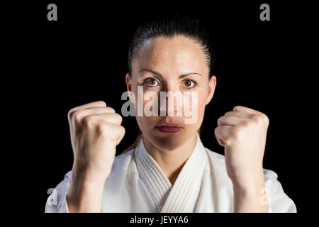Combattente donna eseguendo il karate posizione Foto Stock